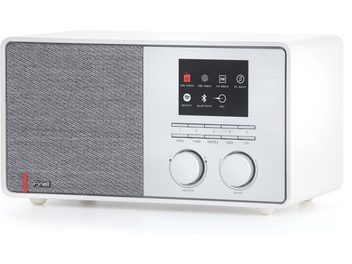 Pinell of Norway Supersound 301 bordradio i hvidt plastkabinet, set fra højre forhjørne, fronten delt mellem grå stofhøjttalergitter til venstre og børstet aluminium betjeningspanel til højre med lille sort skærm, række af knapper og to store drejeknapper