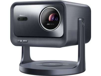 Hisense C2 Pro videoprojektor, kolmeveerandvaade, hall ristkülikukujuline korpus, ümmargune objektiiv, kaardus tugi