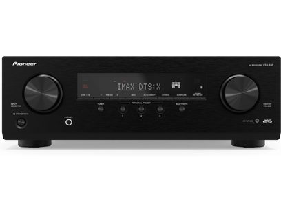 Ενισχυτής οικιακού κινηματογράφου Pioneer VSX-835, μπροστινή όψη, μαύρη πρόσοψη με κουμπιά, περιστροφικούς διακόπτες και οθόνη ενδείξεων, 2 υποδοχές ακουστικών στις πλευρές