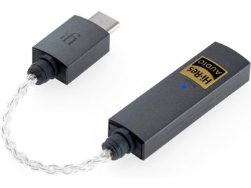 To iFi Audio GO Link bærbare lydkonvertere i mørkegrå, USB-C- og 3,5 mm jackstik, lagt fladt ned