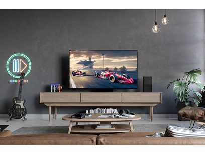 Téléviseur Samsung TQ65S95D 2024 affichant une course automobile de Formule 1 avec deux voitures rouges sur un circuit