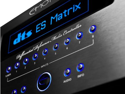 Préampli home-cinéma Emotiva XMC-1 ES Matrix, façade avant noire avec boutons bleus lumineux et écran d'affichage bleu