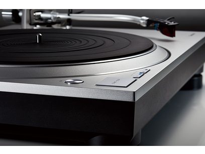 Platine vinyles Technics SL-1500CEG-S argent, vue rapprochée du plateau et du bras de lecture, angle légèrement de biais