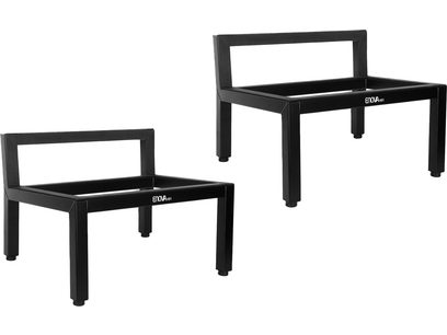 Două suporturi pentru boxe negre din metal Enova HIFI Vintage Metal Stand 20, cadru dreptunghiular cu patru picioare, cu bară posterioară și logo frontal, vedere în perspectivă