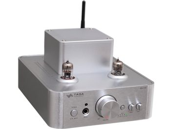 Taga Harmony HTA-700B v.3 USB argent, amplificateur stéréo à tubes, boîtier métal argenté, deux lampes en verre sur le dessus, gros bouton de volume central, trois petits boutons ronds à droite, prise casque et bouton d’alimentation à gauche, antenne noire arrière, vue trois-quarts avant
