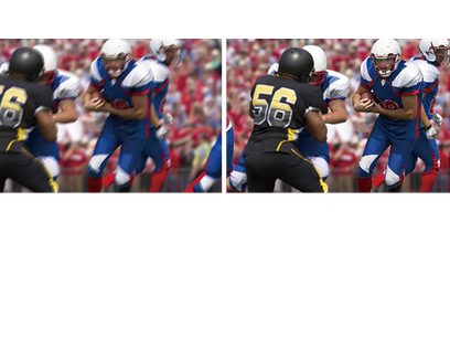 Deux joueurs de football américain en uniforme bleu et rouge s'affrontent sur un terrain, l'un tentant de plaquer l'autre qui porte le ballon