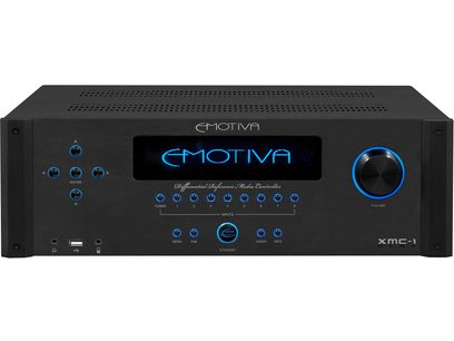 Préampli home-cinéma Emotiva XMC-1 noir, face avant avec écran bleu, boutons, molettes et prises en vue frontale