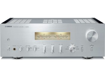 Amplificatore hi-fi stereo Yamaha A-S2200 argento, vista frontale, pannello frontale argentato con pulsanti, manopole e display digitale