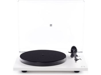 Hi-fi gramofon Rega Planar 1 Plus mat bela z pravokotnim podstavkom, črnim okroglim krožnikom, črno ročico za branje in prozornim pokrovom.