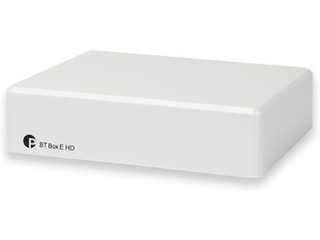 Trådløs sender BT Box E HD, hvid rektangulær boks, afrundede hjørner, sort logo og tekst på fronten, set i perspektiv