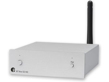Trådløs sender Pro-Ject BT Box S2 HD sølv, rektangulært kabinet, front med 2 runde knapper og 2 indikatorlamper, sort lodret antenne til højre