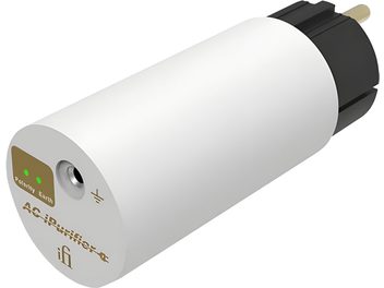 Conditioner de rețea iFi Audio AC iPurifier din aluminiu alb mat, vedere în perspectivă trei sferturi față, prezentând partea frontală gri-aurie cu logo, doi indicatori LED verzi și conector de testare, extremitatea din spate neagră cu pini metalici