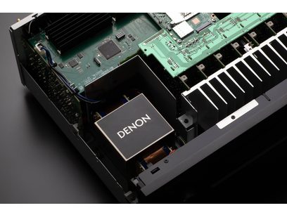Ampli home-cinéma Denon AVC-X4800H noir, vue intérieure composants électroniques circuits imprimés verts et processeur carré argenté