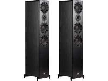Paire d’enceintes colonne Heco Aurora XT 700 chêne foncé, coffrets en bois sombre sur pieds avec façade noire comportant quatre haut-parleurs circulaires alignés, vue de trois-quarts avant