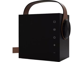 Enceinte bluetooth portable Morel Biggie noir, boîtier cubique en plastique noir cosmique avec anse arquée marron sur le dessus et large molette latérale sur le flanc droit, vue de trois-quarts avant
