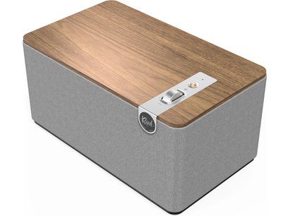 Altavoz inalámbrico Klipsch The Three Plus de madera de nogal, forma rectangular con esquinas redondeadas, rejilla gris