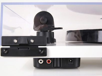 Platine vinyle Rega Planar 1 Plus blanc mat, vue de dessus et de côté, bras de lecture noir, cellule noire, boutons rouges et noirs