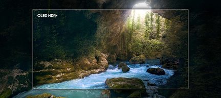 Vue de face d'une rivière entourée de rochers et de végétation sous une lumière naturelle