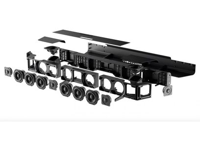 Barra audio Sennheiser AMBEO Soundbar Max nera, vista frontale, con 13 altoparlanti visibili e un display LED centrale