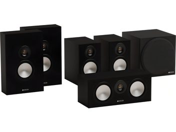 Satinētas melnas koka Monitor Audio Bronze 50 5.1 akustisko sistēmu komplekts, kas attēlots trīs ceturtdaļu skatījumā, sastāv no divām plakanām akustiskajām kolonnām, divām grīdas akustiskajām kolonnām, horizontāli novietotas centrālās akustiskās kolonnas ar dubultiem basiem un kubveida subbasu, visām ar gaiši pelēkiem basiem un zelta krāsas augstskaitļu skaļruņiem.