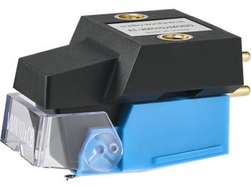 Audio Technica AT-VM610xMONO hi-fi pickup i sort og blå plast set fra højre forside, med gennemsigtigt beskyttelsesdæksel foran samt gyldne bagtilslutninger og -kontakter