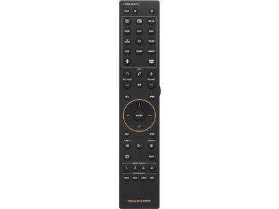 Télécommande noire Marantz avec boutons et molettes pour contrôler diverses fonctions audio et vidéo, vue de face