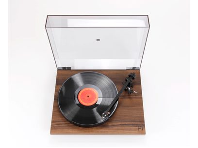 Πικάπ βινυλίου hi-fi Rega Planar 1 με επένδυση ξύλου, μπροστινή κάτω άποψη, με ανοιχτό κάλυμμα, μαύρο δίσκο και βραχίονα ανάγνωσης