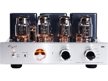 Amplificateur intégré stéréo à tubes Cayin MT50 Plus KT88 argent, boîtier en métal brossé vu de face, quatre grandes lampes KT88 et trois petites lampes illuminées devant trois capots de transformateurs noirs, façade argentée avec témoin lumineux rond orange, interrupteur à levier et deux gros boutons noirs cerclés d’aluminium