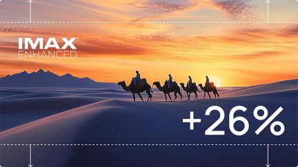 Quatre silhouettes sur des chameaux sur des dunes de sable avec un coucher de soleil, montagnes à l'horizon, texte IMAX Enhanced et +26%