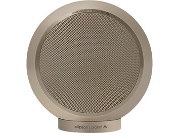 Kompakt hi-fi-højttaler Elipson Planet M i Saturn Dust mat finish, kugleformet i lys beige metal med stor frontgitter i mikroperforeret design og matchende cylindrisk fod, set forfra