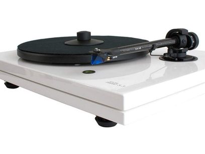 Music Hall MMF 5.3 WH white turntable, top view, black tonearm with blue cartridge, black platter