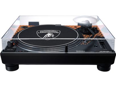Giradiscos de alta fidelidad Technics SL-1200M7B de color naranja, vista frontal, tapa transparente, plato negro con logotipo, brazo de lectura a la derecha