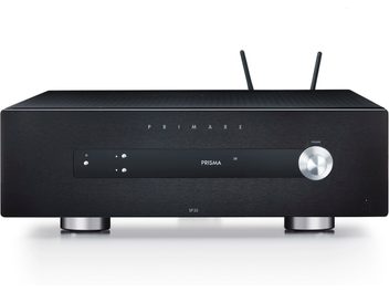 Preamplificatore home theater Primare SP25 Prisma nero, pannello frontale con pulsanti, manopola del volume, display, vista frontale su sfondo bianco