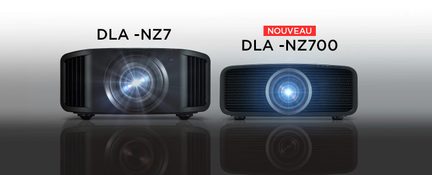 Deux projecteurs noirs de face, lentilles lumineuses centrées, grilles latérales, surface réfléchissante en dessous