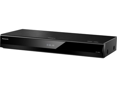 Lecteur Blu-ray 4K Panasonic DP-UB820EFK noir en métal brossé, façade plastique noire brillante avec logo Panasonic à gauche, afficheur numérique central, deux touches en haut à droite et flanc droit percé, vue en perspective avant droite