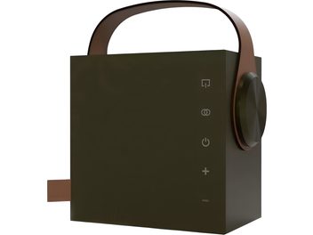 Enceinte bluetooth portable Morel Biggie vert olive en plastique mat, vue de trois-quarts avant droite, boîtier cubique avec poignée souple marron au-dessus et large molette circulaire sur le côté droit