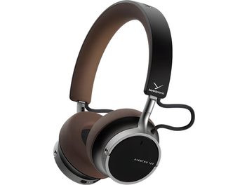 Beyerdynamic AVENTHO 100 brūnas Bluetooth austiņas, trīs ceturtdaļskats, sudraba metāla rāmis, brūnas mākslīgās ādas polsterēti spilventiņi un galvas stīpas iekšpuse, matēti melni apaļi korpusi ar baltu uzrakstu