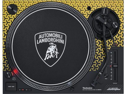 Tehnics SL-1200M7B hi-fi rumena vrtljiva plošča, pogled od zgoraj, črn pladenj z belim logotipom, ročica za branje na desni strani
