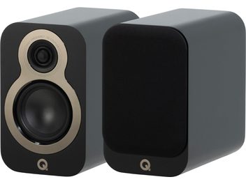 Coppia di diffusori da scaffale Q Acoustics 3010c neri, cabinet nero opaco con bordi arrotondati e anello metallico color champagne intorno agli altoparlanti, griglia in tessuto nero su uno dei diffusori, vista tre quarti anteriore