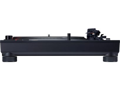 Μαύρη πικάπ βινυλίου Technics SL-1210Mk7EG, μπροστινή όψη, με ορατό το βραχίονα ανάγνωσης, τον δίσκο περιστροφής, τα κουμπιά και τα χειριστήρια