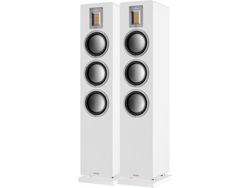 Paire d’enceintes colonne AudioVector QR5 SE blanc, coffrets blanc laqué sur socles assortis, chacune avec tweeter ruban rectangulaire et trois haut-parleurs circulaires noirs en façade, vue de trois-quarts avant