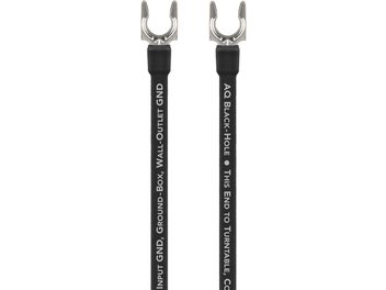 Phono-kabel Black Hole GroundGoody 1,5m, frontvisning, to metalstik i gaffelform, sort kappe med hvid skrift