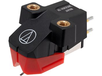 Audio Technica AT-VM95ML sort og rød vinylpickup-enhed, set forfra og fra siden, med nåle og forgyldte stik