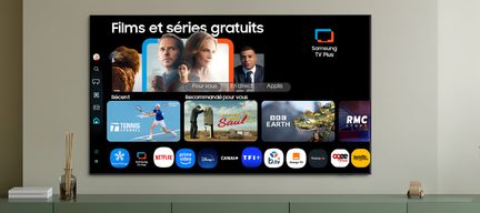 Écran plat noir à cadre mince en métal et surface vitrée, interface Samsung TV Plus affichée, vue de face