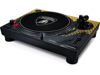 Platine vinyles hi-fi Technics SL-1200M7B jaune, vue en perspective, angle de prise de vue légèrement en plongée, logo sur le plateau