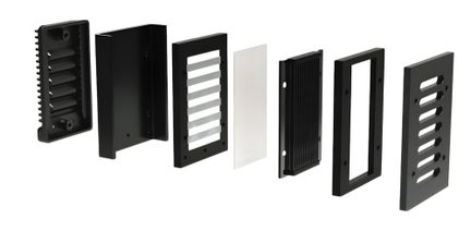 Sept pièces rectangulaires noires et une blanche alignées, comprenant des grilles, des cadres et des plaques pleines