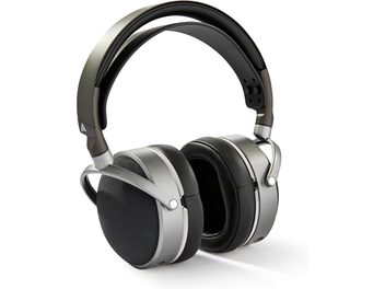 Casque hifi filaire clos Audeze LCD-S20 gris argenté et noir en aluminium et cuir synthétique, larges oreillettes ovales à maille noire et double arceau rembourré, vue trois-quarts avant