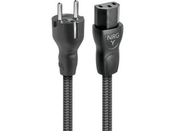Närbild framifrån av Audioquest NRG-Y3 2m nätkabel i svart, med svarta plastkontakter (Schuko-kontakt med metallstift och IEC C13-uttag märkt "NRG Y"), samt svart nylonflätad yttre mantel med chevronmönster.