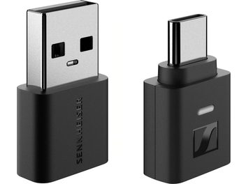 Sennheiser BTD 700 trådløs sender i sort mat plast, to kompakte dongler vist i isometrisk perspektiv, den ene med sølvfarvet USB-A-stik og Sennheiser-mærkning på siden, den anden med sølvfarvet USB-C-stik, Sennheiser-logo og oval indikator på fronten