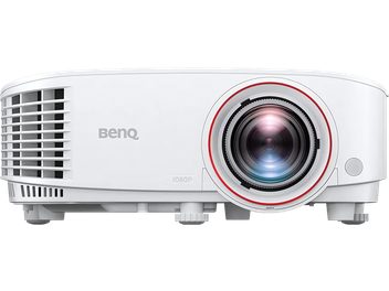 Benq TH671ST valge videoprojektori esivaatest, ümmargune punane lääts keskel, ümbritsetud valgejoonega